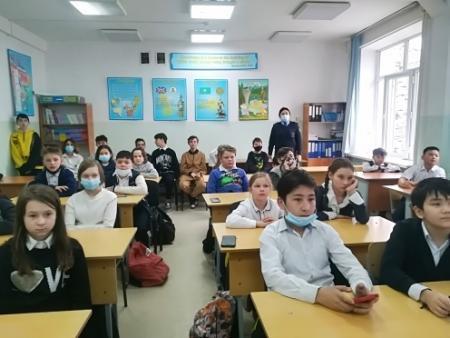 Дәрігер-наркологпен және мектеп инспекторымен кездесу